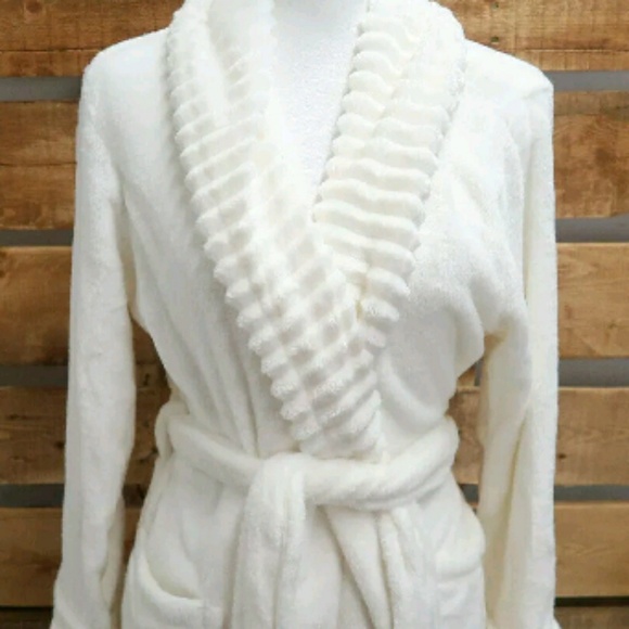 Robe - Picture 3 of 7